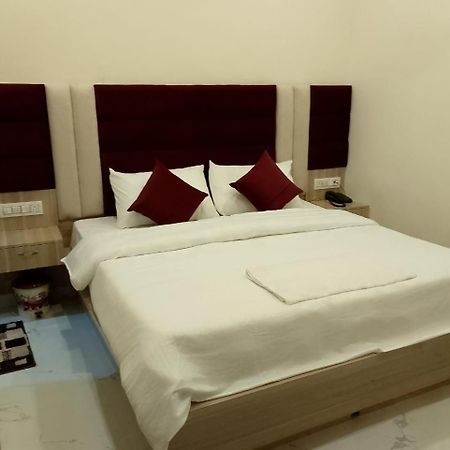 מטורה Hotel Lr Delite Inn מראה חיצוני תמונה