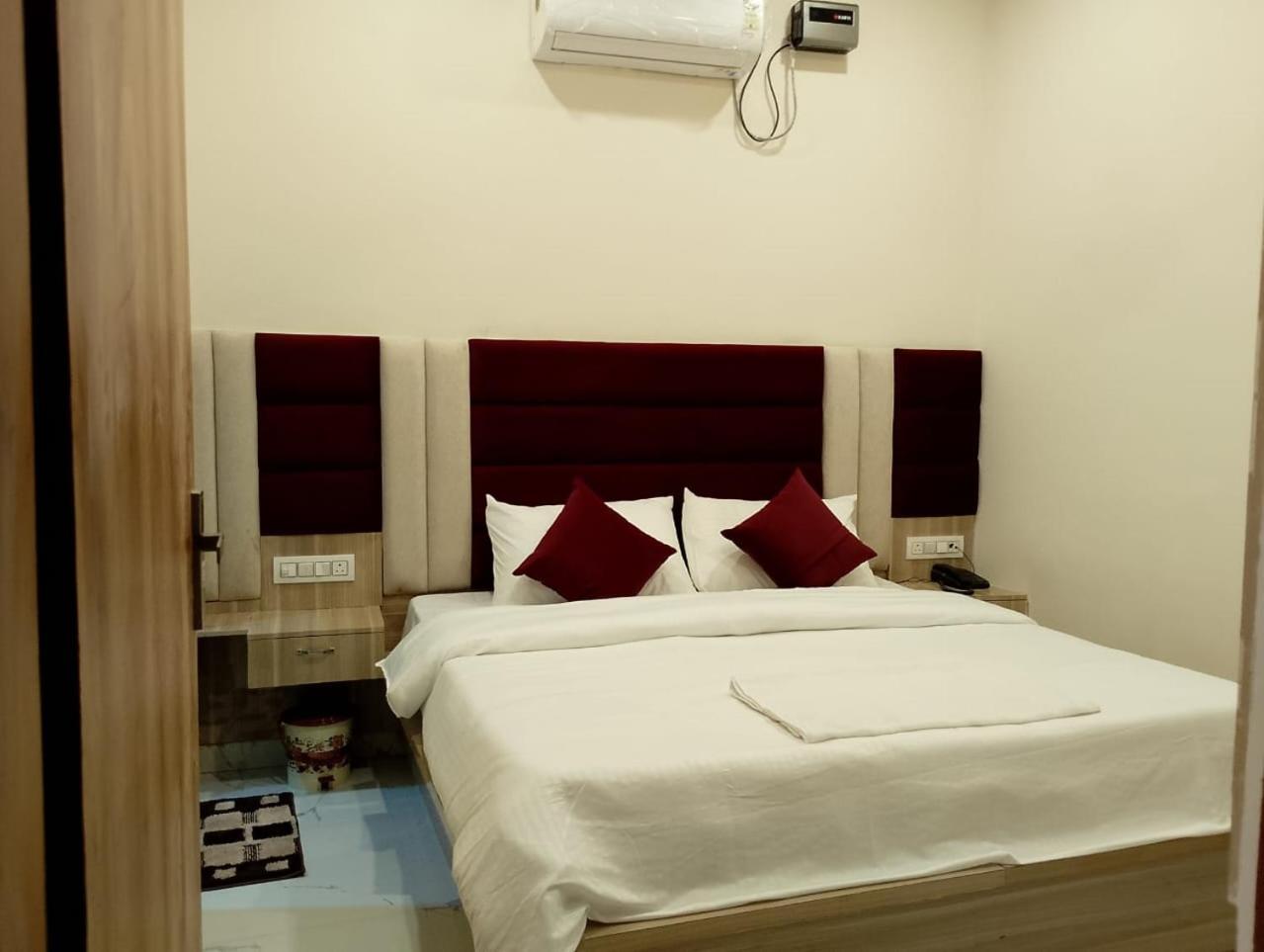 מטורה Hotel Lr Delite Inn מראה חיצוני תמונה