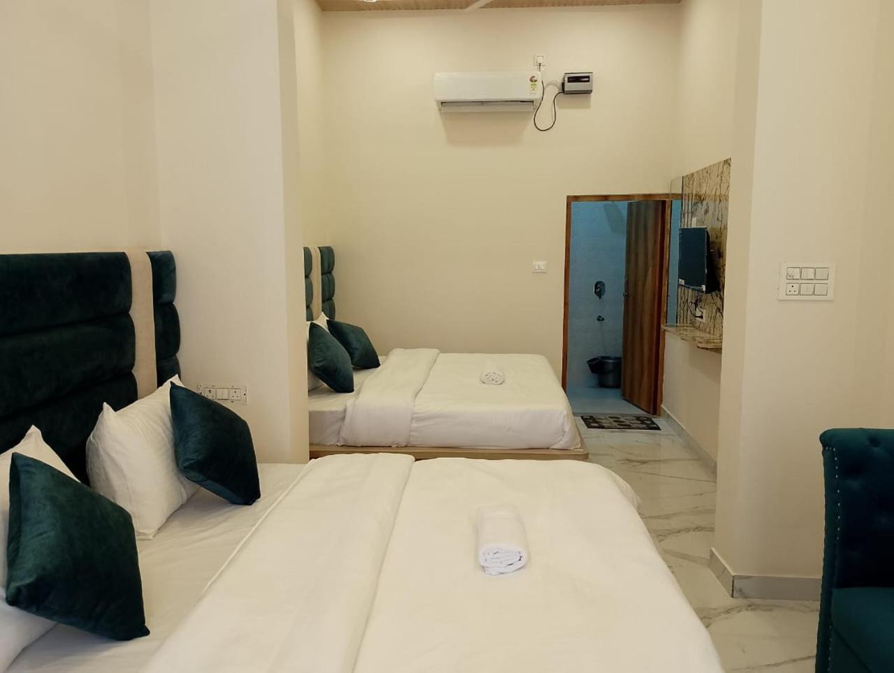 מטורה Hotel Lr Delite Inn מראה חיצוני תמונה