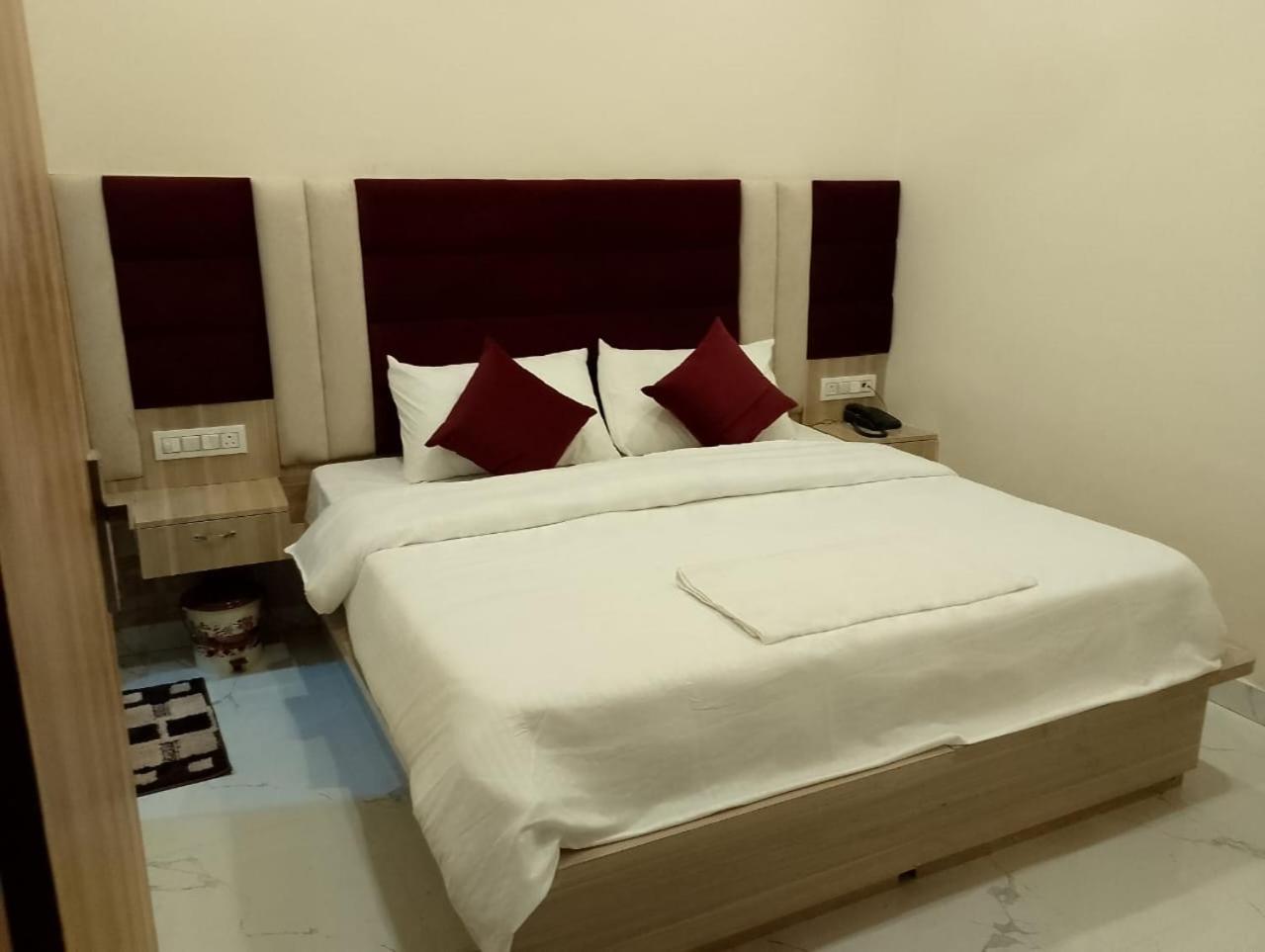 מטורה Hotel Lr Delite Inn מראה חיצוני תמונה