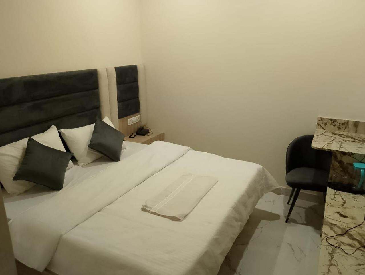 מטורה Hotel Lr Delite Inn מראה חיצוני תמונה
