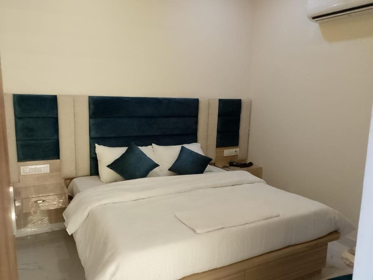 מטורה Hotel Lr Delite Inn מראה חיצוני תמונה