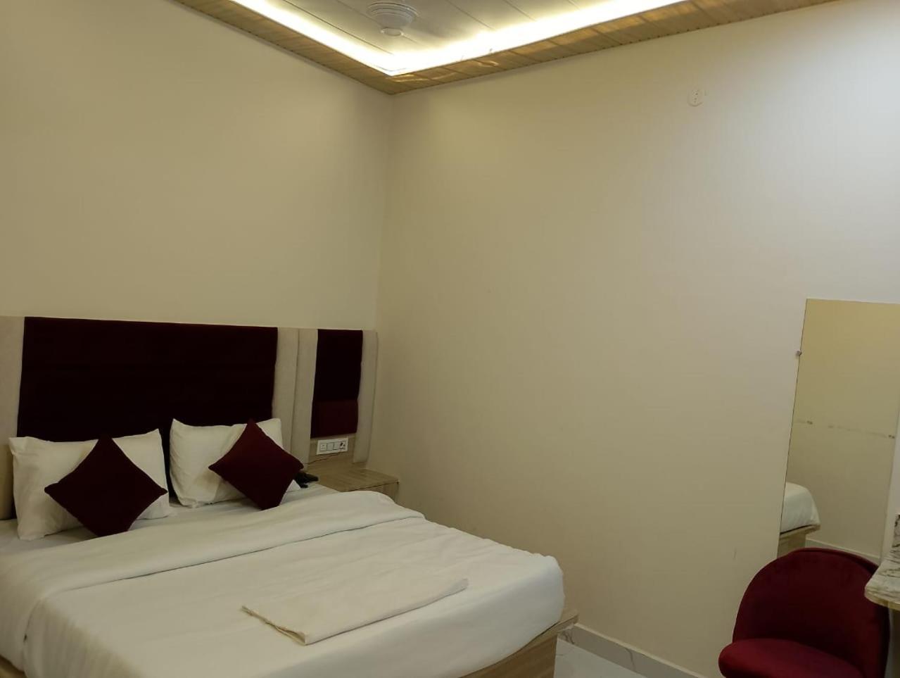 מטורה Hotel Lr Delite Inn מראה חיצוני תמונה
