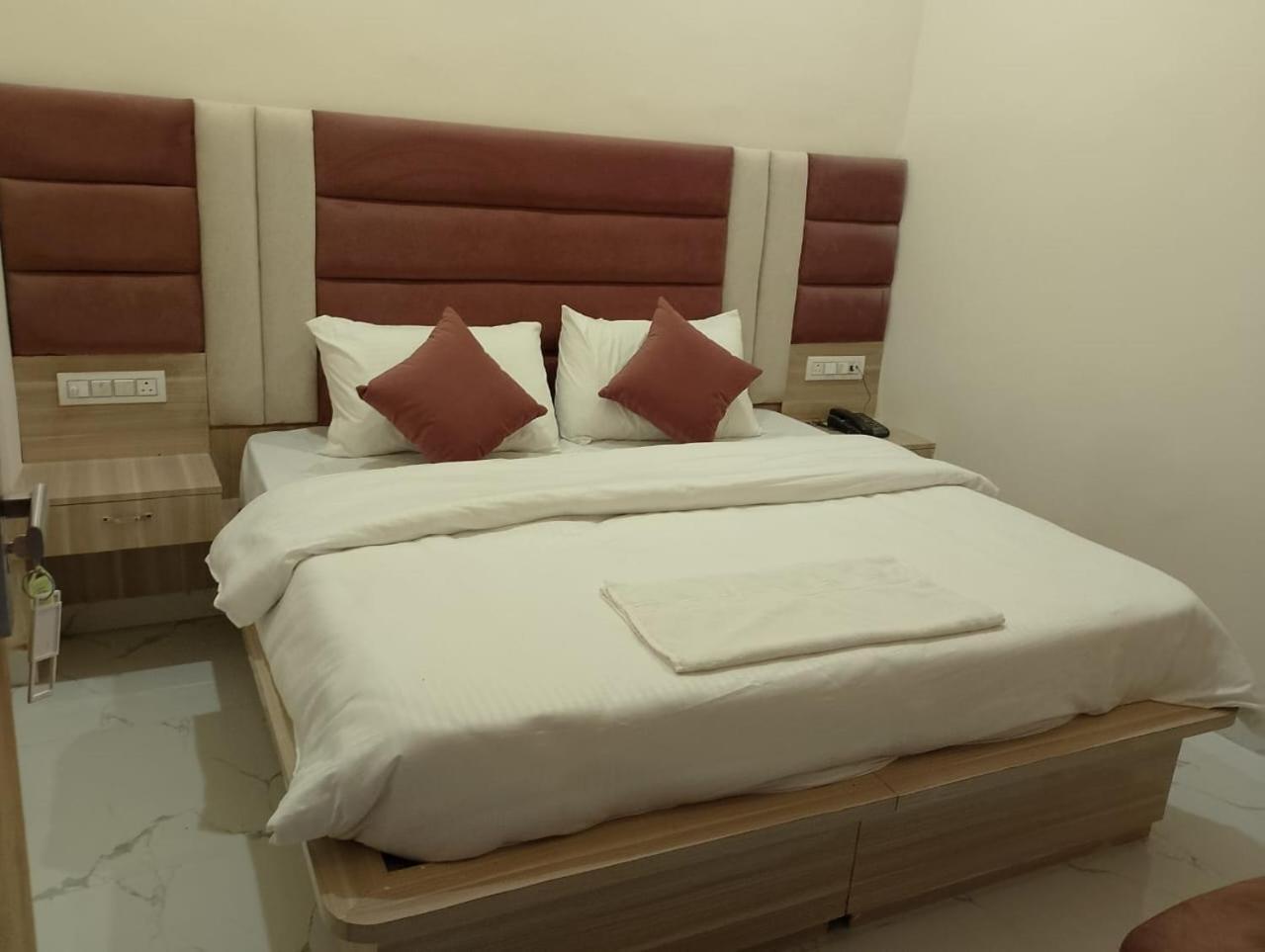 מטורה Hotel Lr Delite Inn מראה חיצוני תמונה