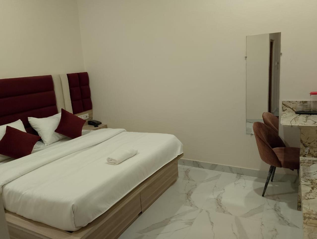 מטורה Hotel Lr Delite Inn מראה חיצוני תמונה